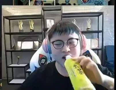 uzi冰糖雪梨 小糖人喝了冰糖雪梨? uzi冰糖雪梨 小糖人喝了冰糖雪梨?