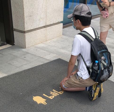 lexburner在b站门口下跪是真的吗 lexburner在b站门口下跪是真的吗